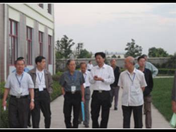 中國(guó)科學(xué)院和中國(guó)工程院院士周?chē)?guó)治等來(lái)公司視察(圖1)